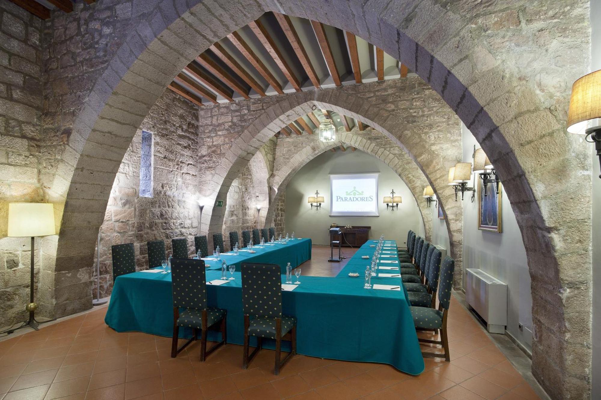 Parador De Cardona Exterior photo